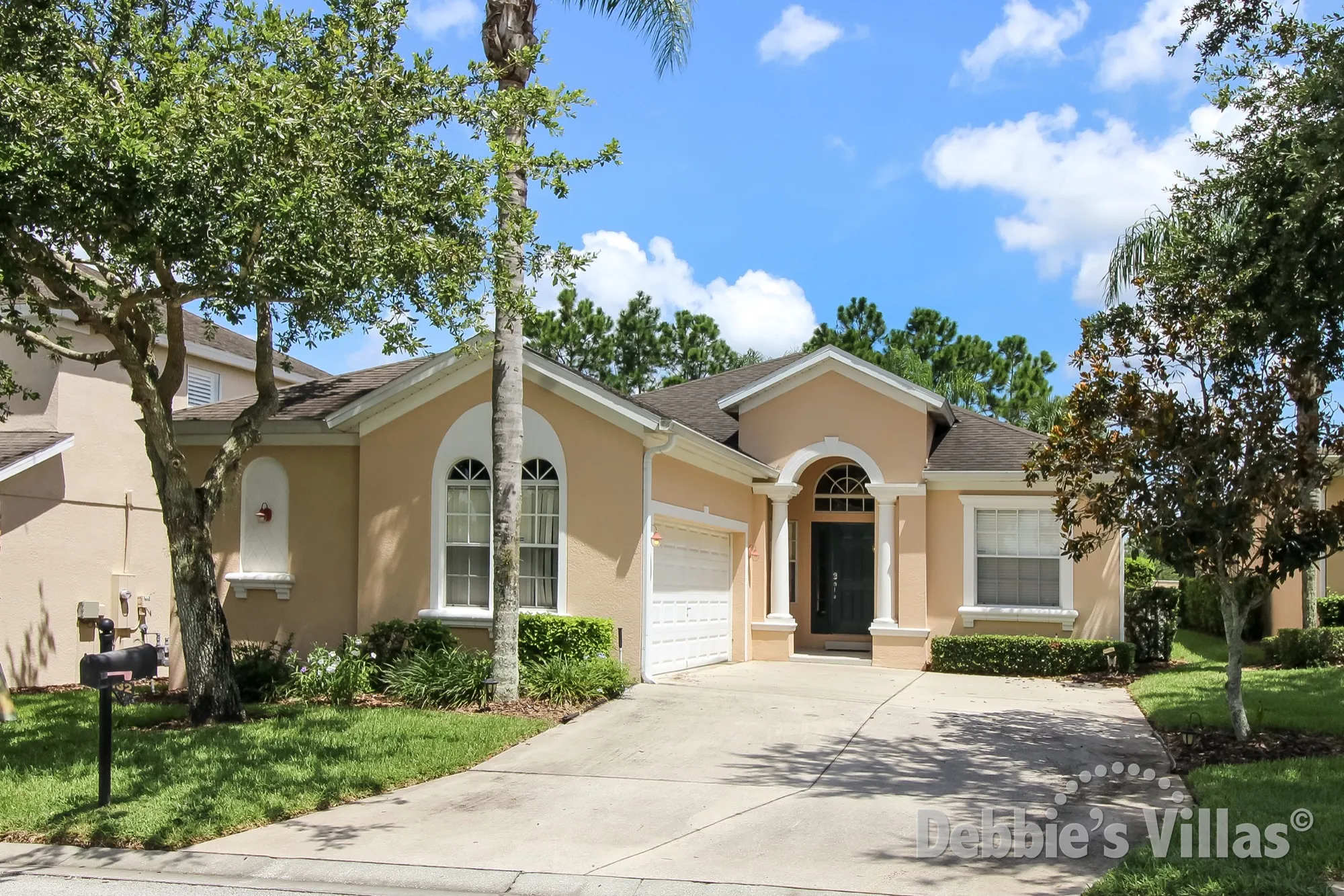 Private Orlando villa to rent, close to Disney World, secluded pool and spa, games room