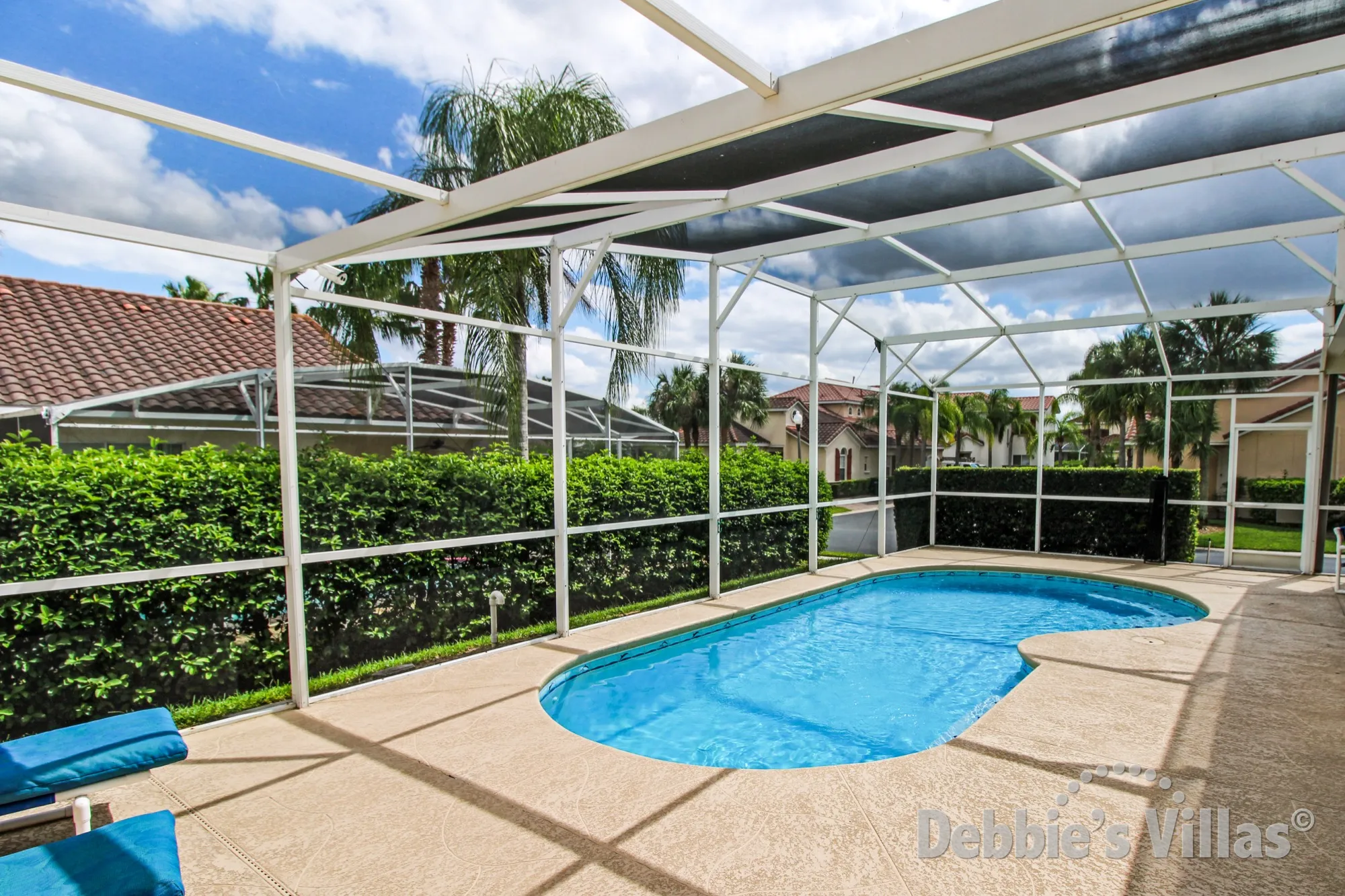 No overlooking neighbours around the pool of this Tuscan Hills vacation home