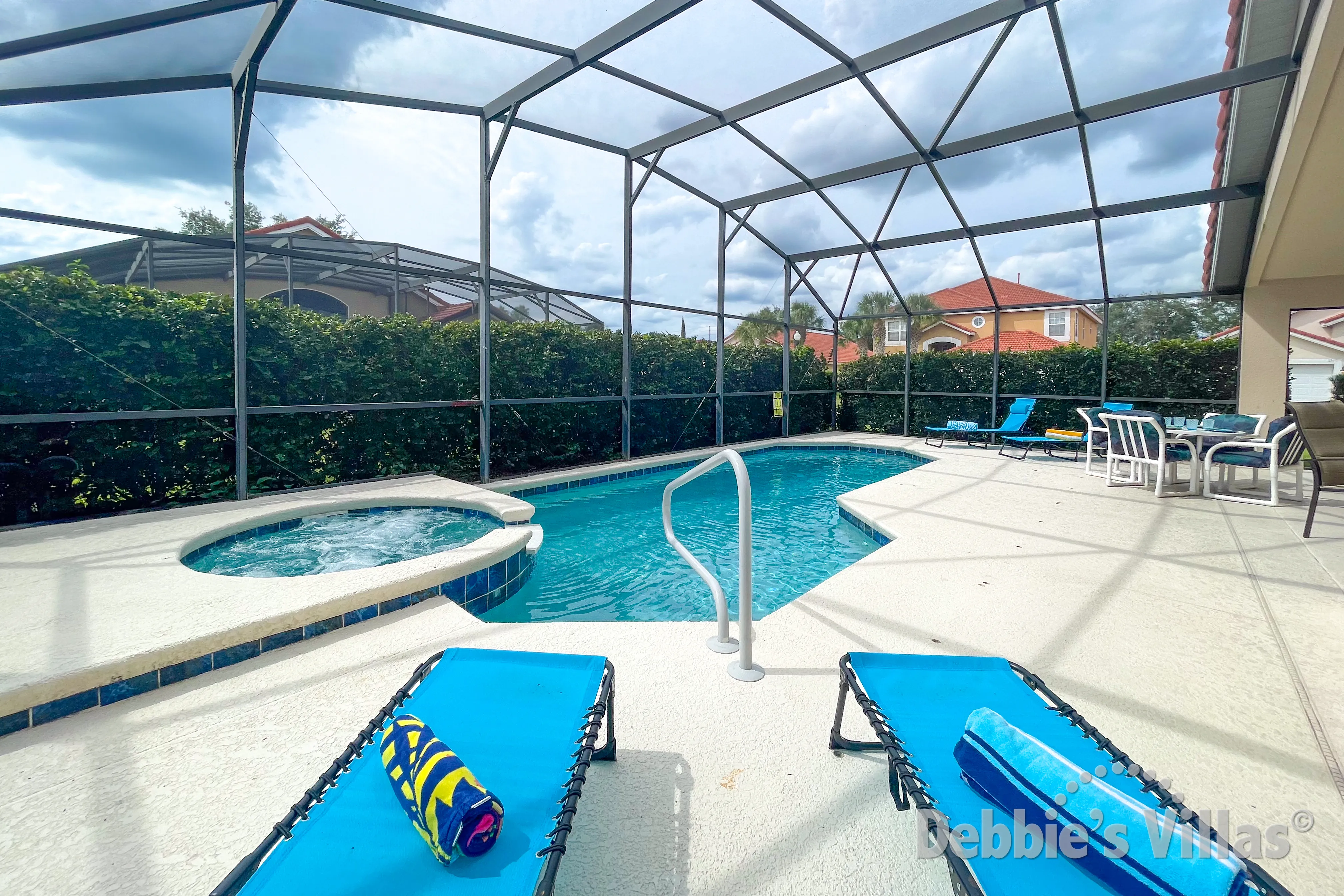 West-facing pool and spa at this vacation villa on Solana in Davenport