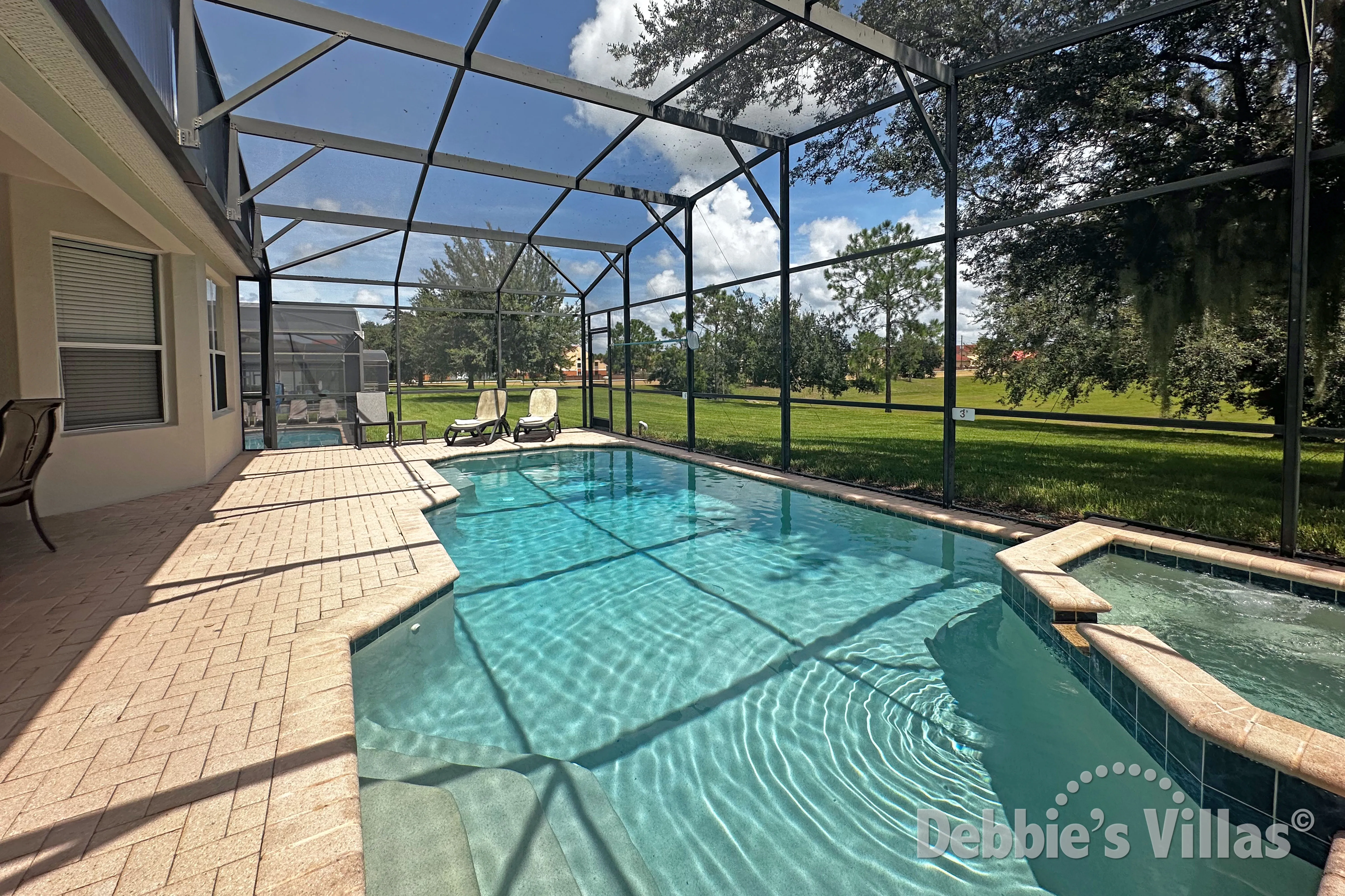 Sun drenched private pool and spa on the gated community Windsor Hills in Kissimmee 