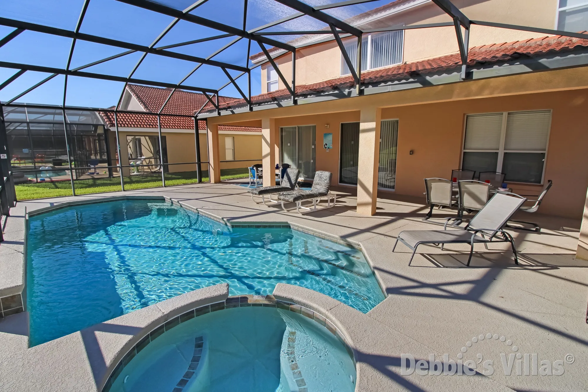 Easy access steps into the pool and spa on Solana