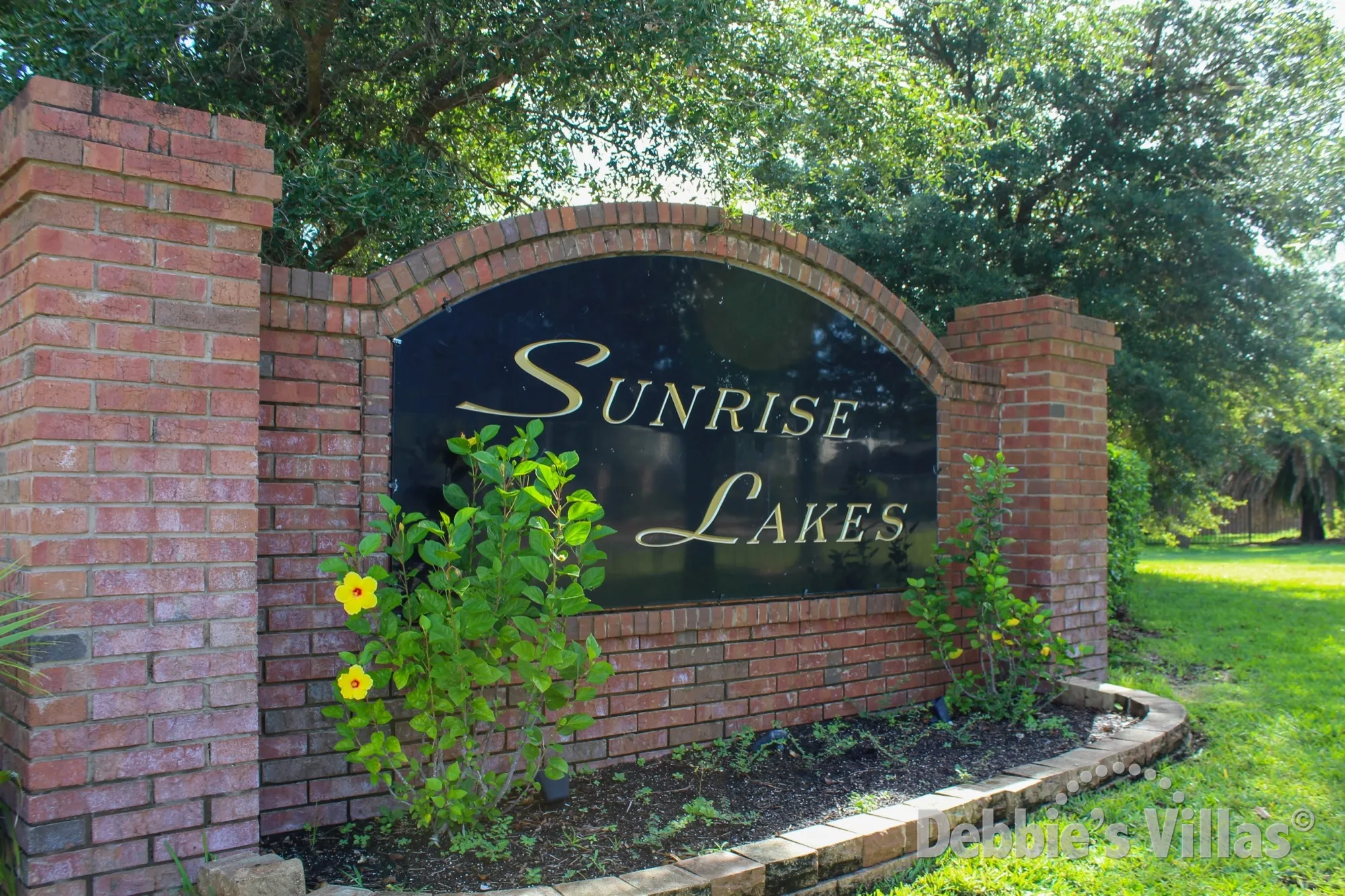 Entrance to Sunrise Lakes