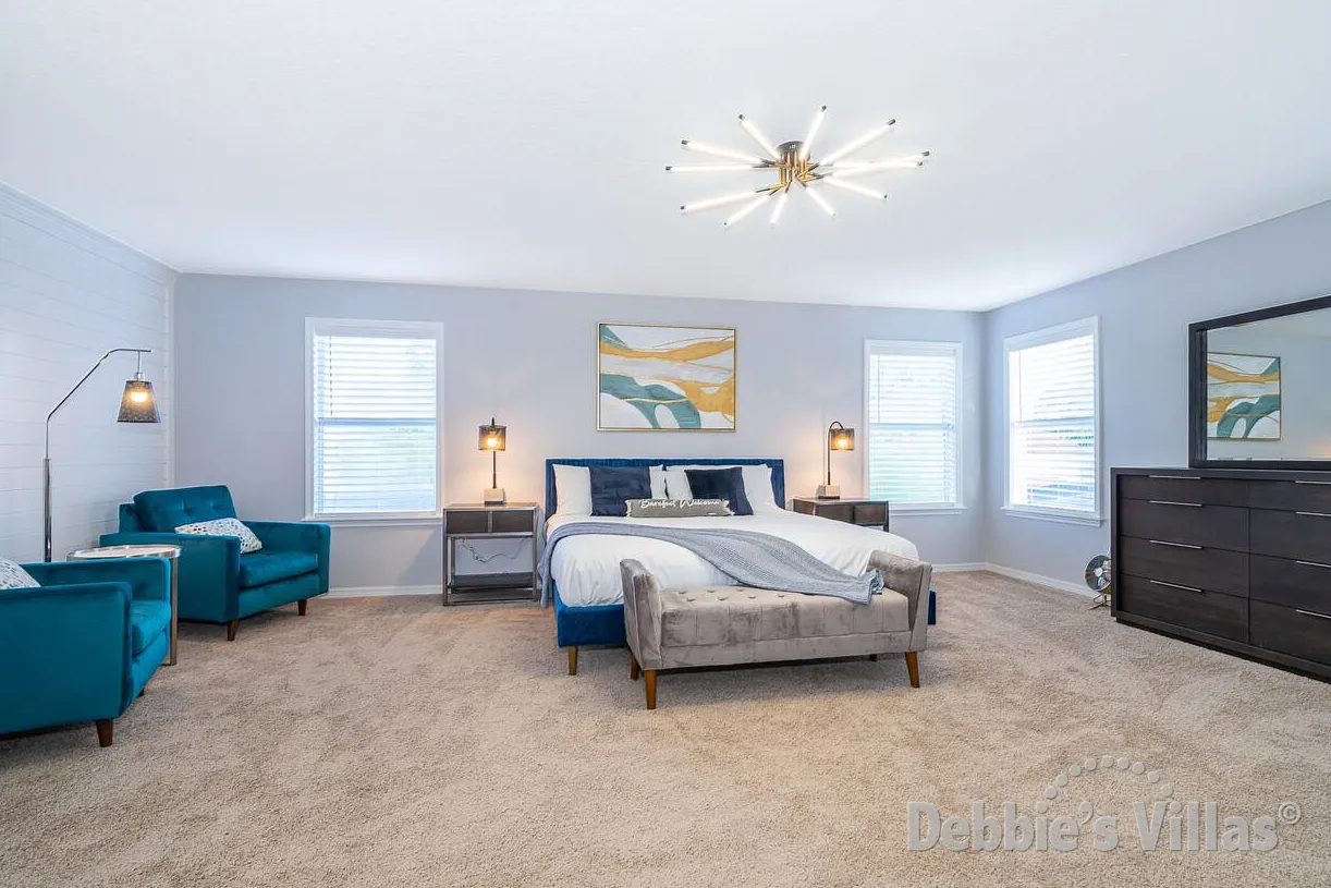 Large Main bedroom with King-size bedroom