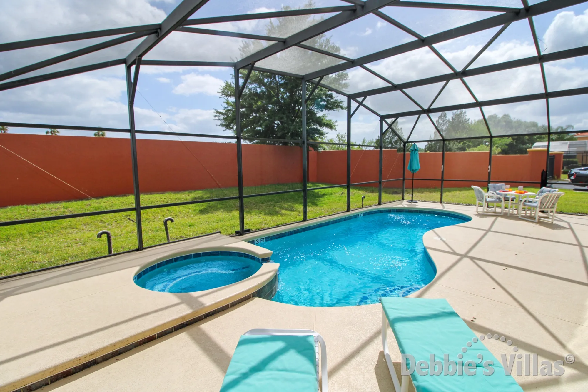 Solana villa in Davenport with great privacy around the south-facing pool and spa