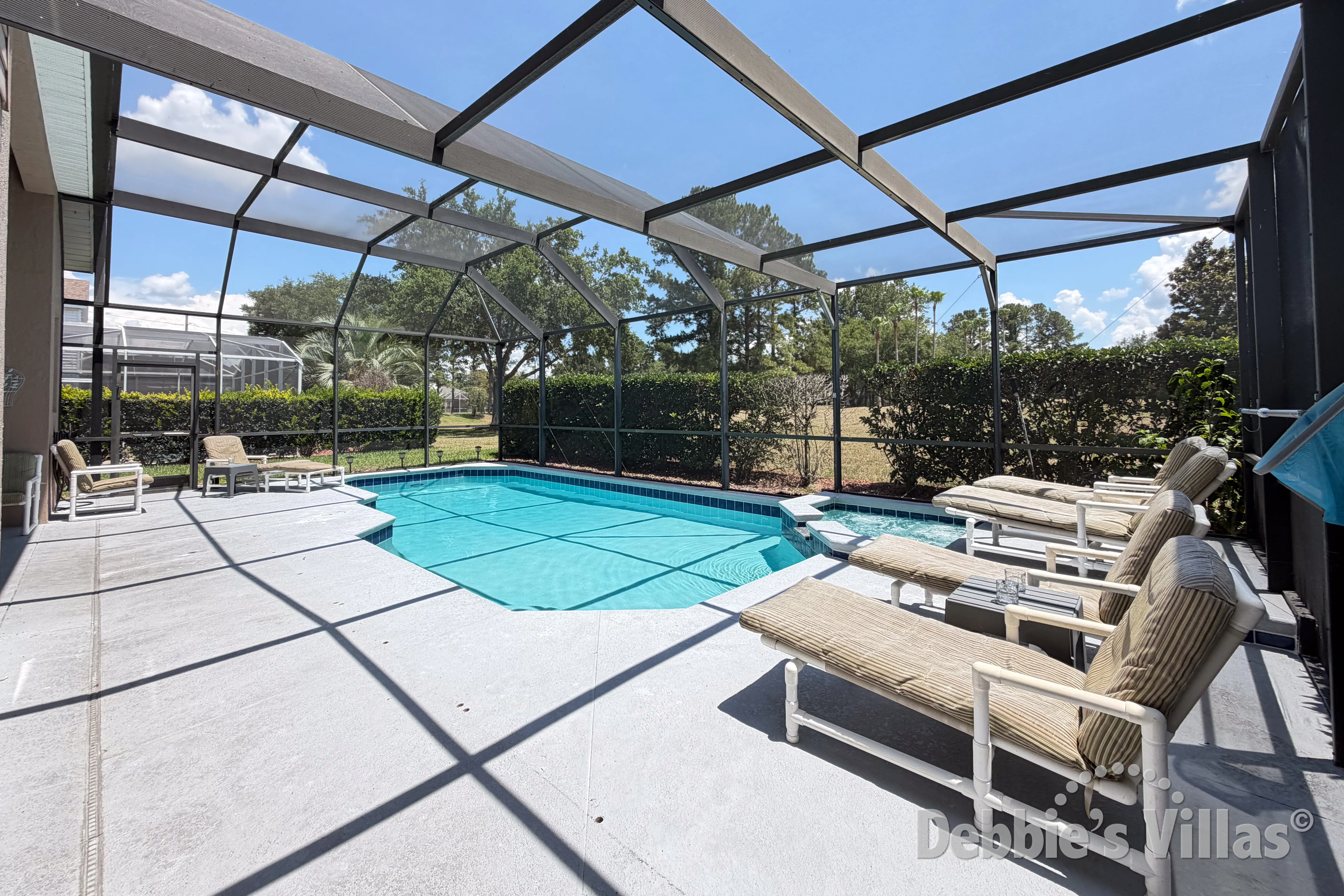 South-facing pool and spa at this vacation villa on Windsor Palms in Kissimmee 