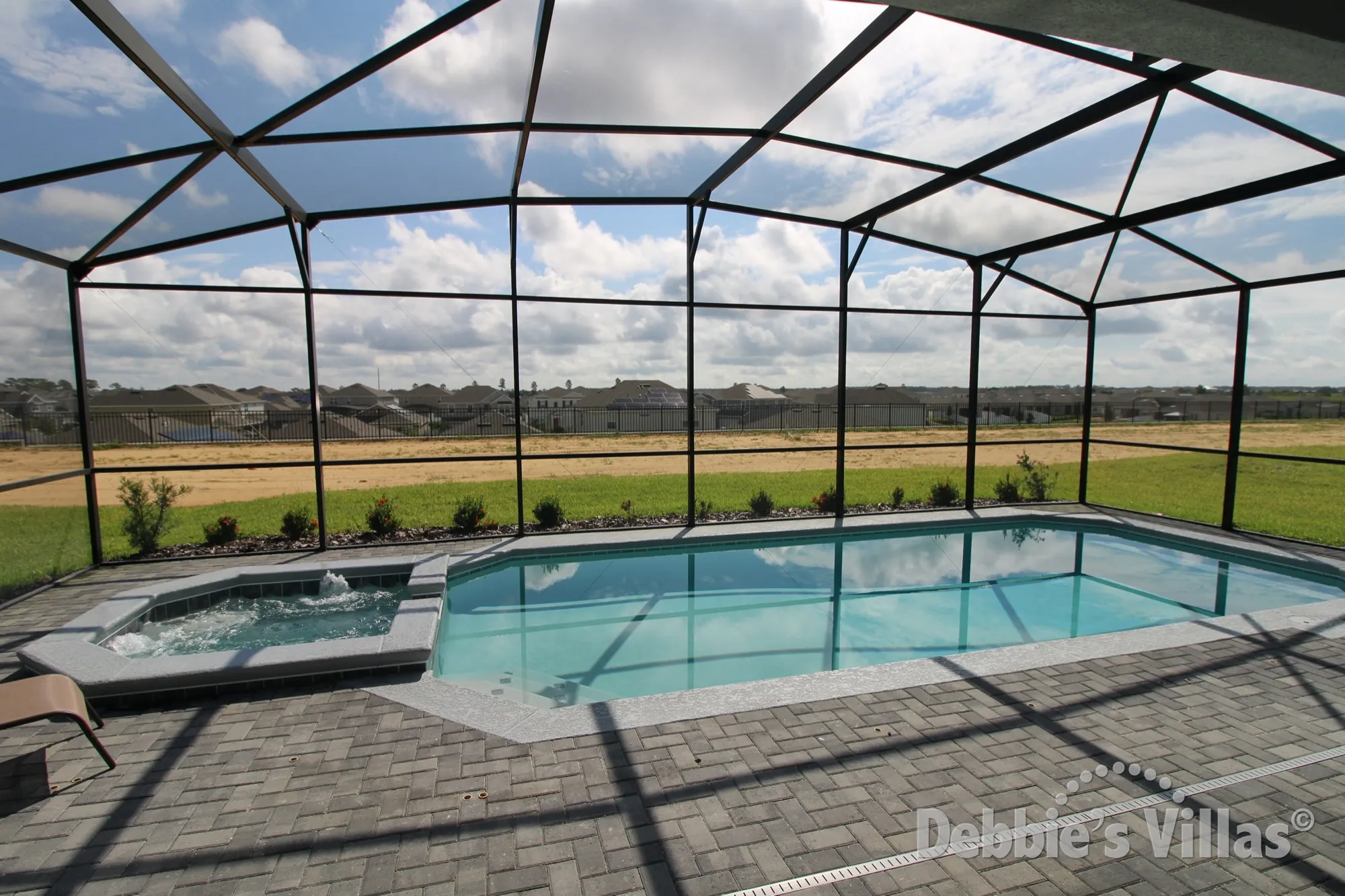 Kissimmee villa with no neighbours behind the private pool and spa