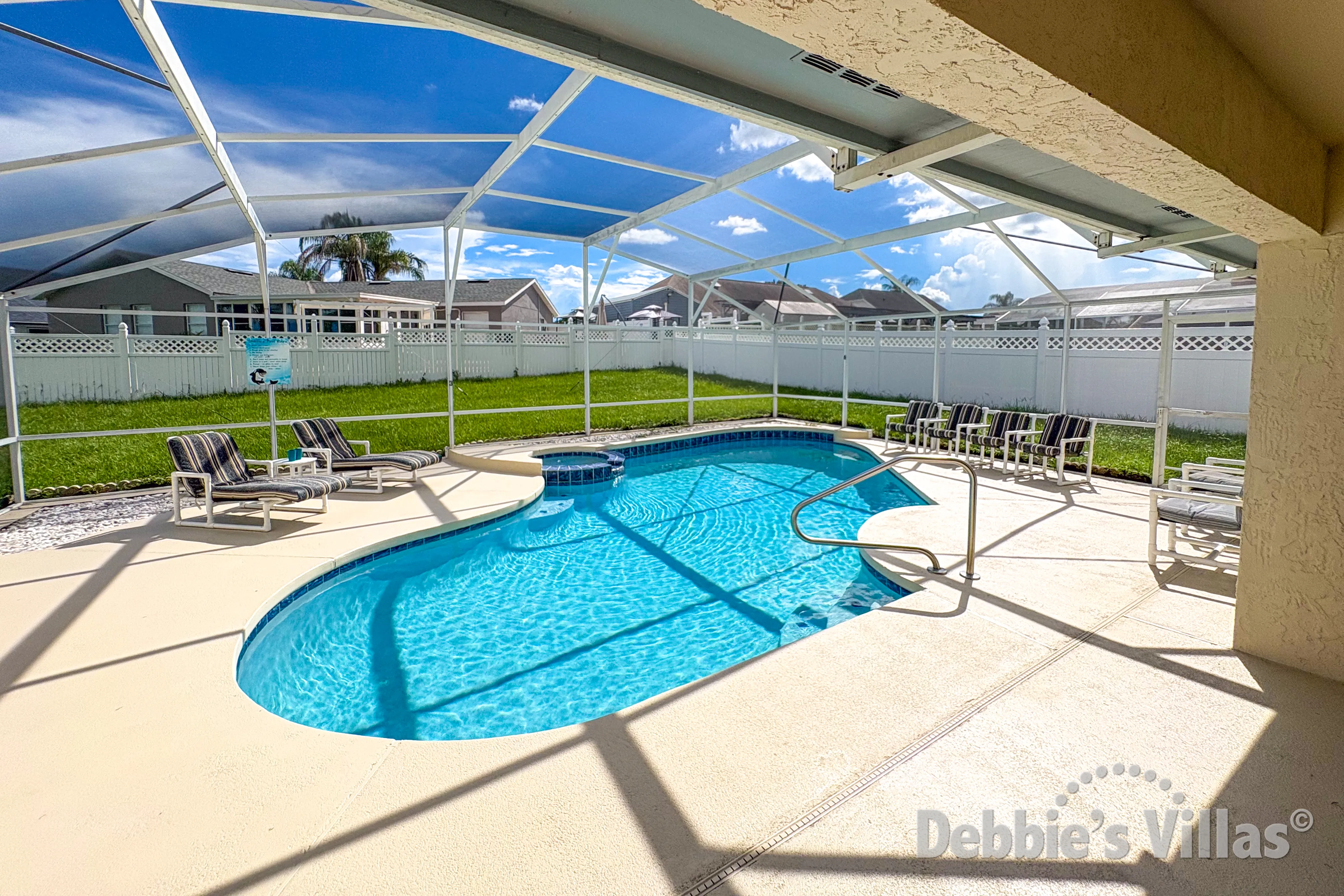South-facing pool and spa at this vacation villa on Loma Vista in Davenport 