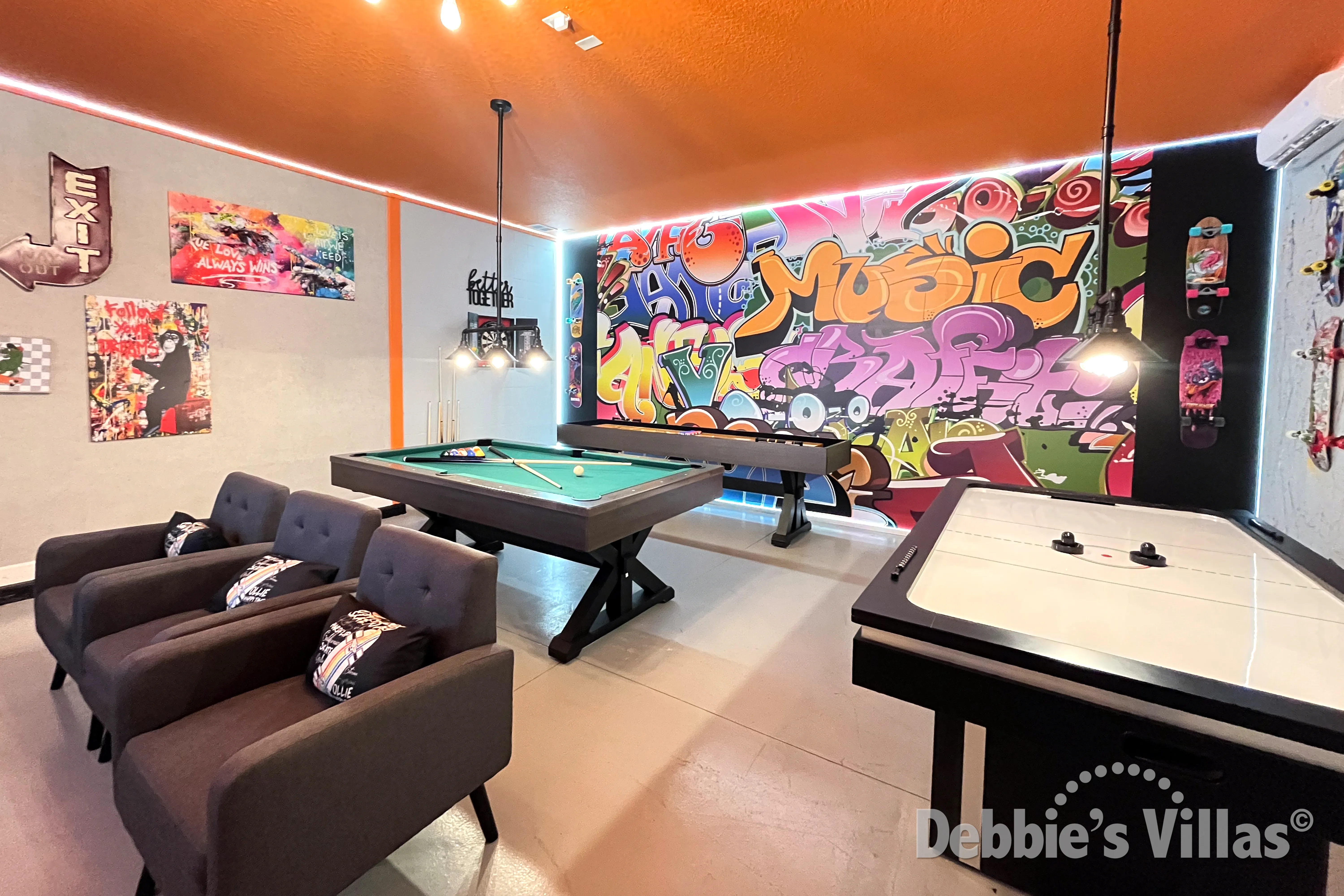 Hours of fun are to be found in the air-conditioned games room at this Davenport vacation villa