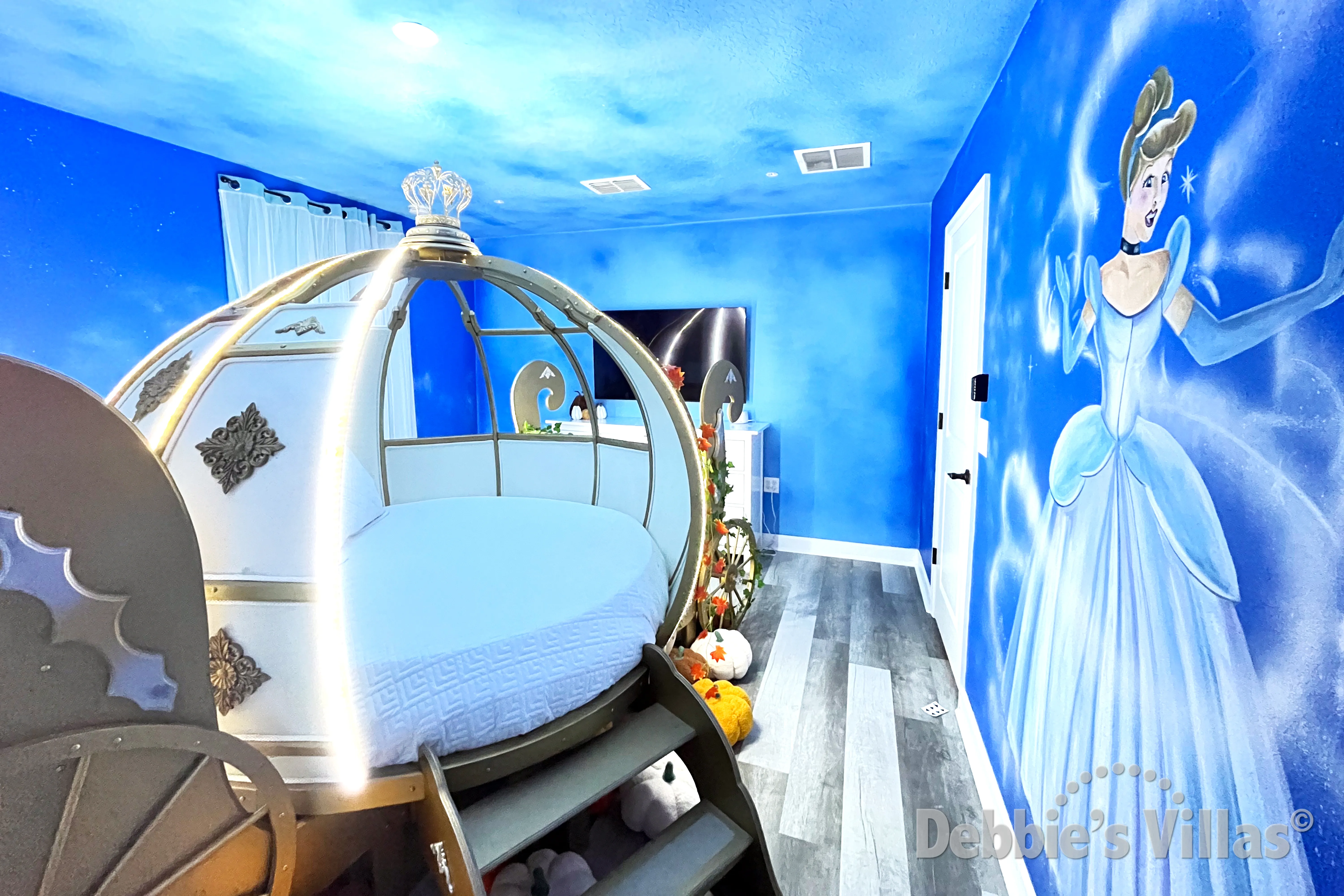 Cinderella-theme in Bedroom 6 with a Queen-size bed