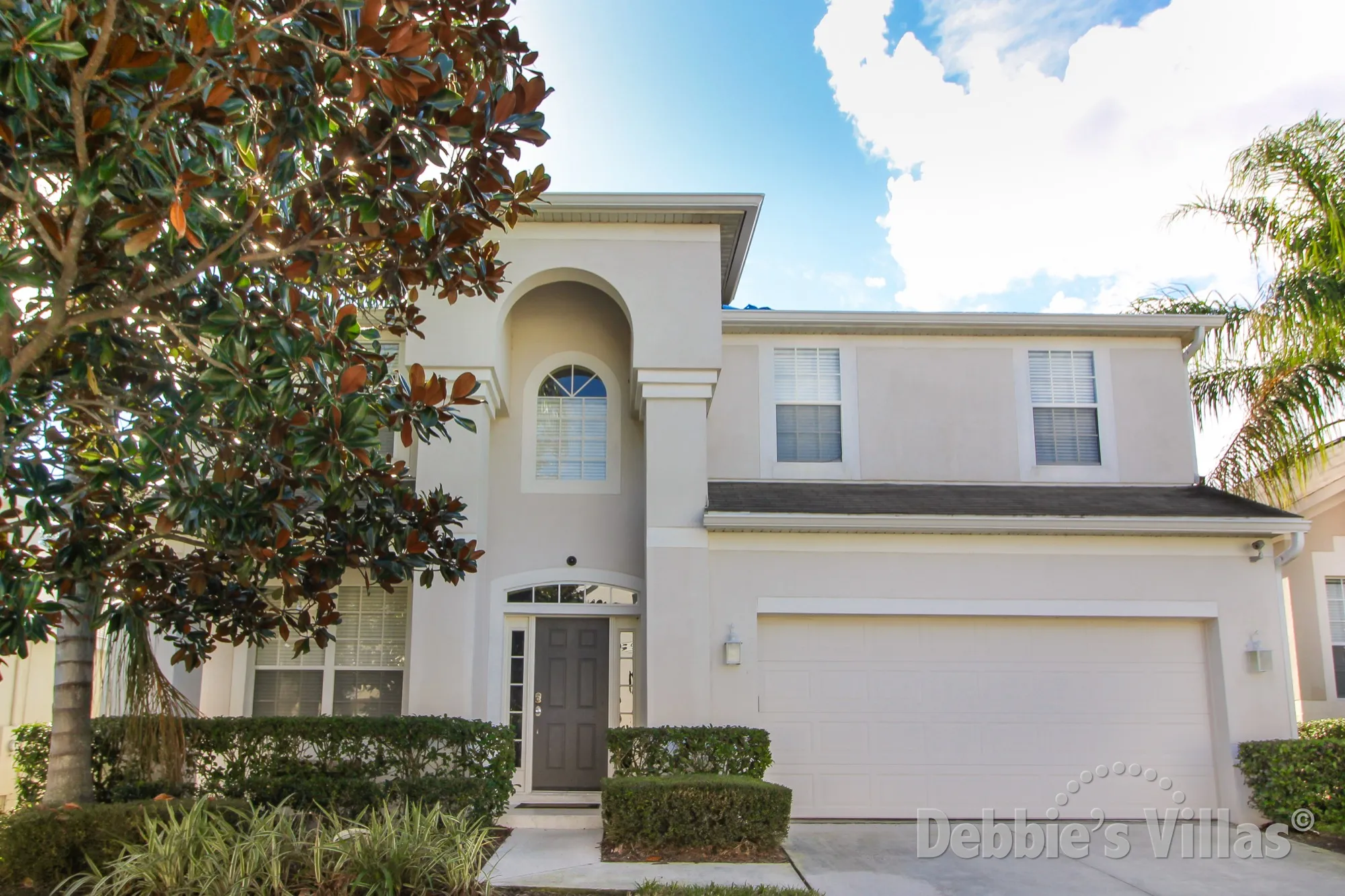 Orlando villa, close to Disney, gated Kissimmee resort, south-facing pool and spa, games room