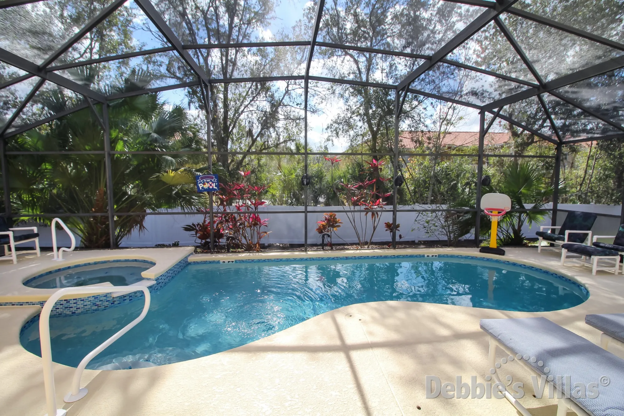 No rear neighbours around the south-facing pool and spa of this Kissimmee vacation villa