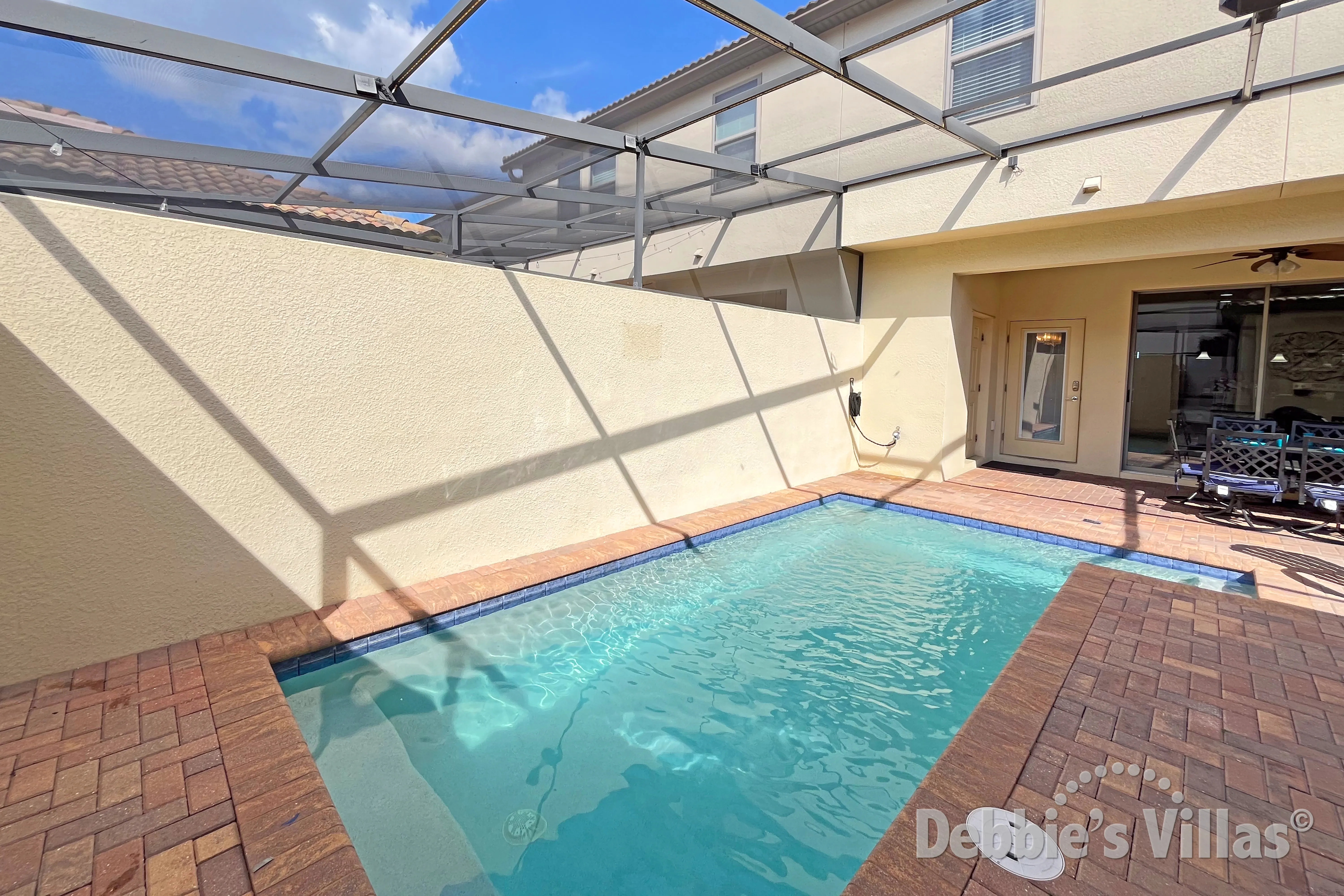 Spend quality time with your family at the sunny west-facing splash pool