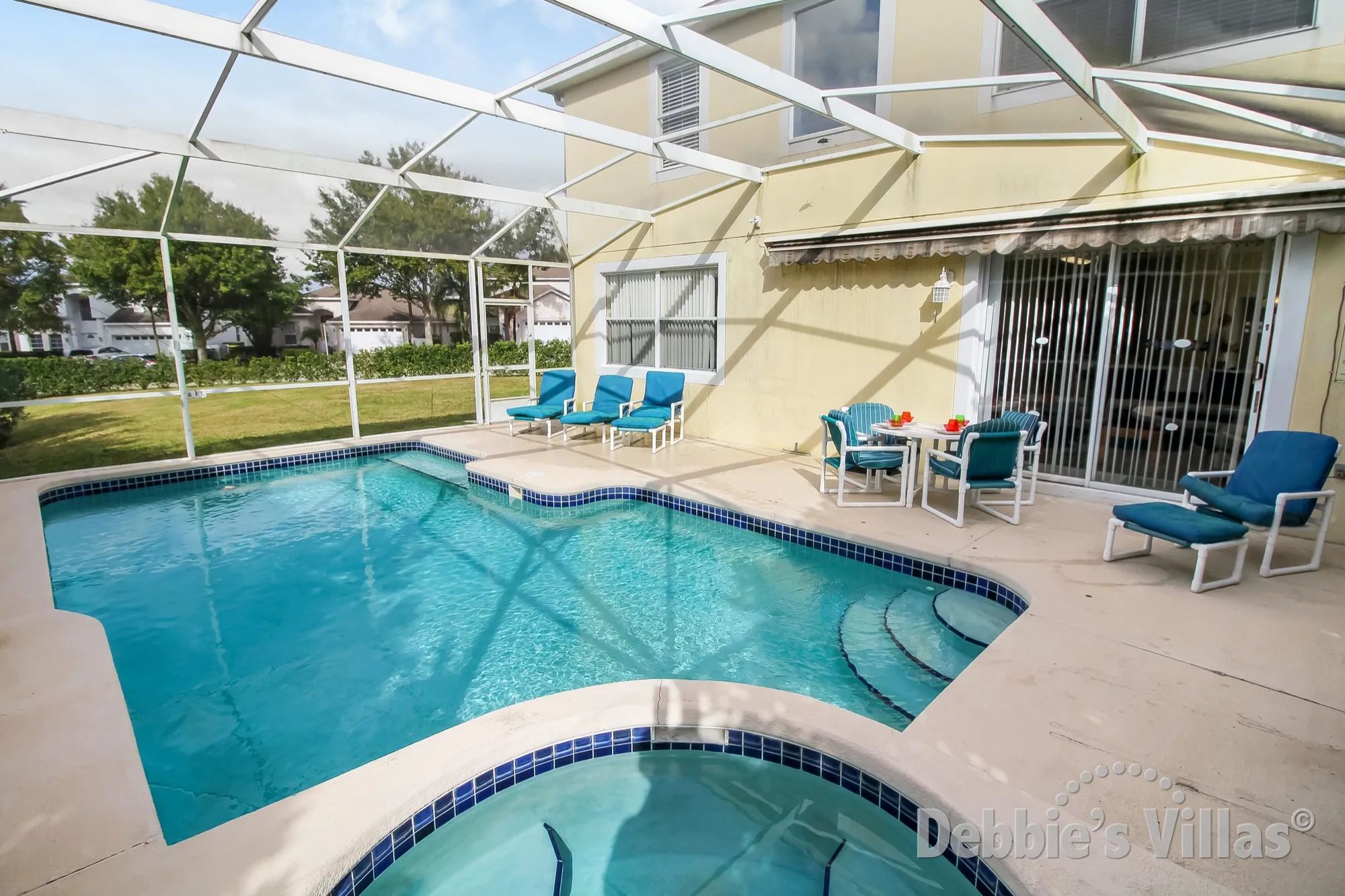 Easy access steps into the pool and spa on Highlands Reserve