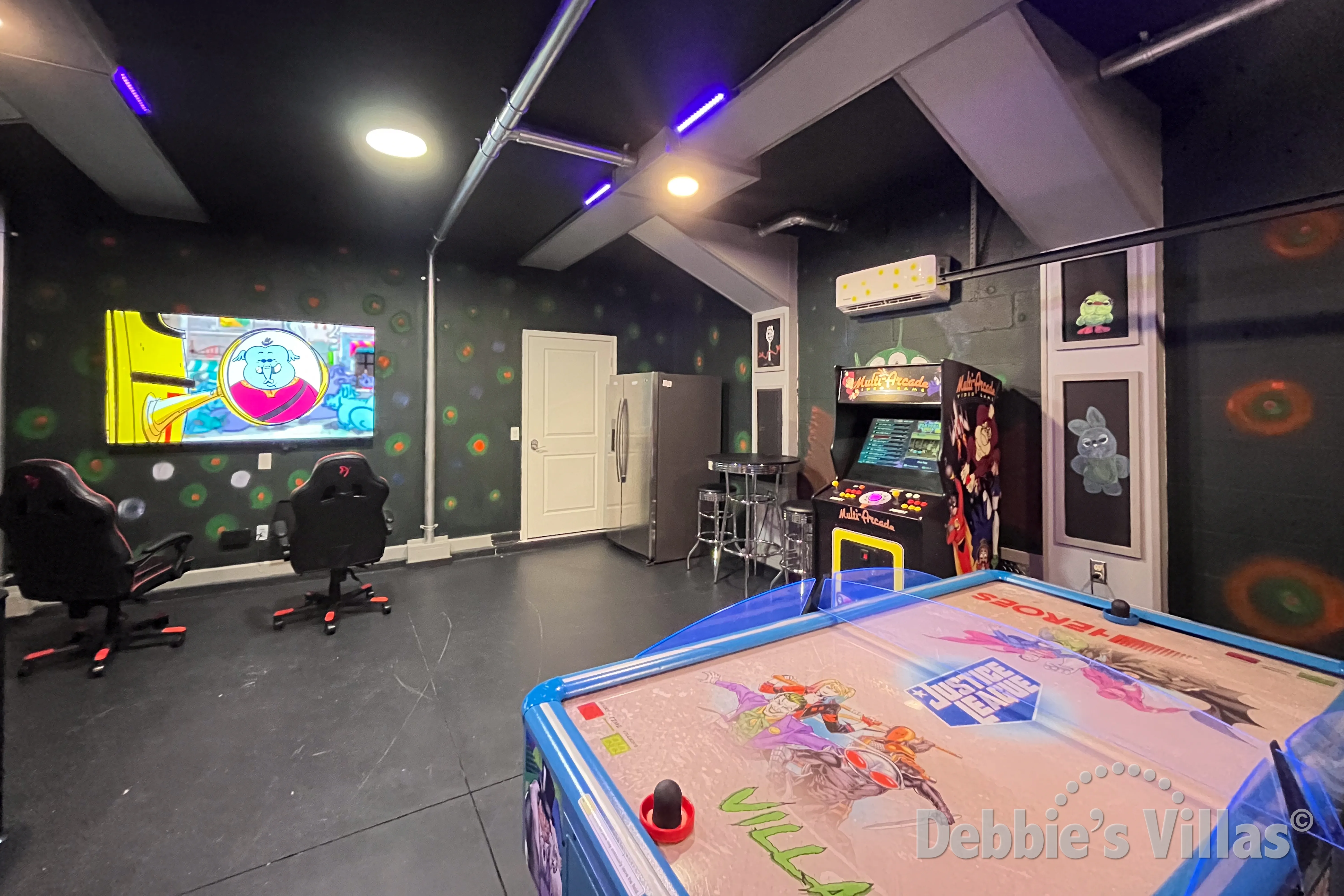 Air-conditioned games room in this vacation villa in Davenport