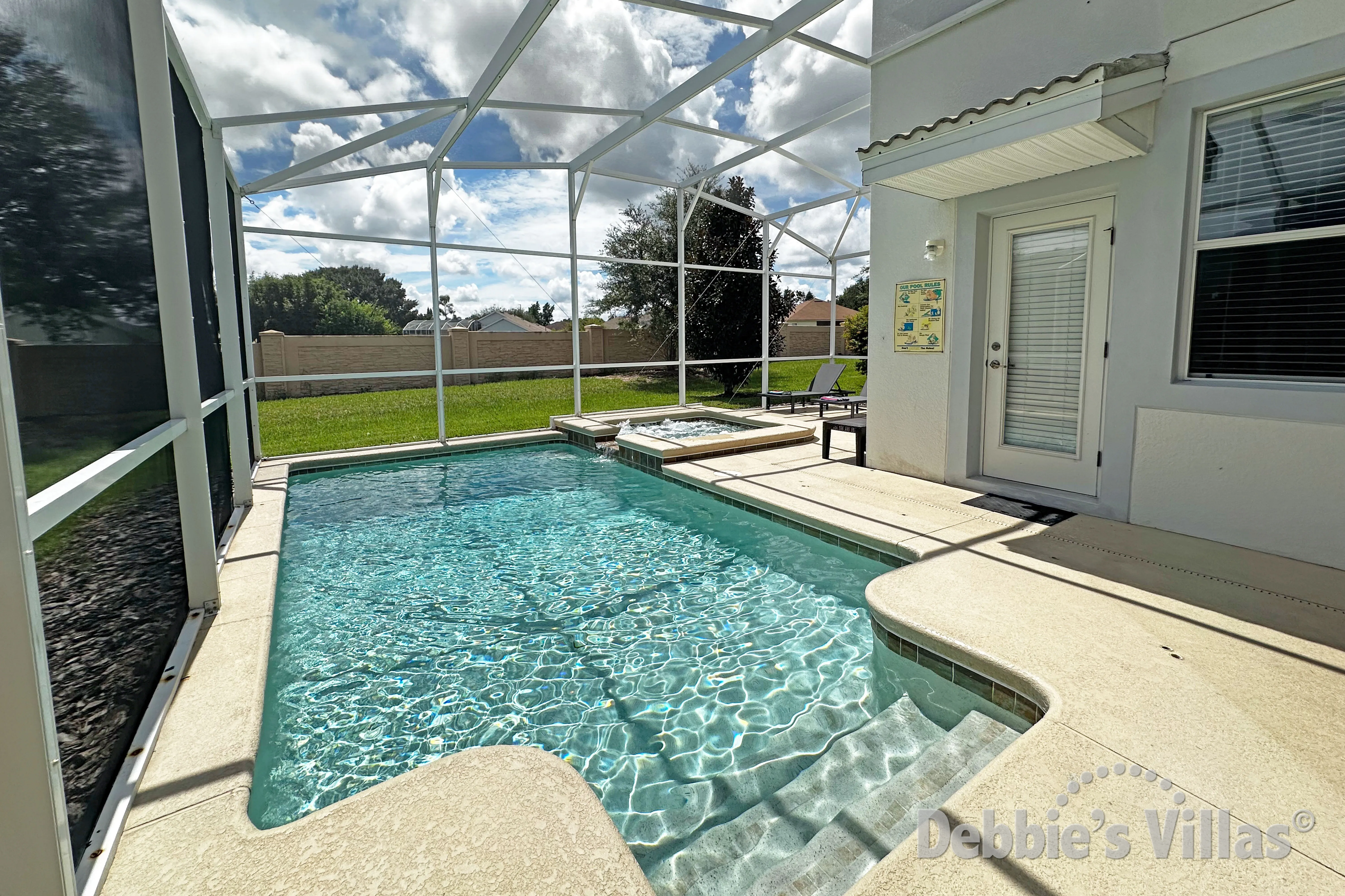 No rear neighbours at this south-facing private pool in Orlando