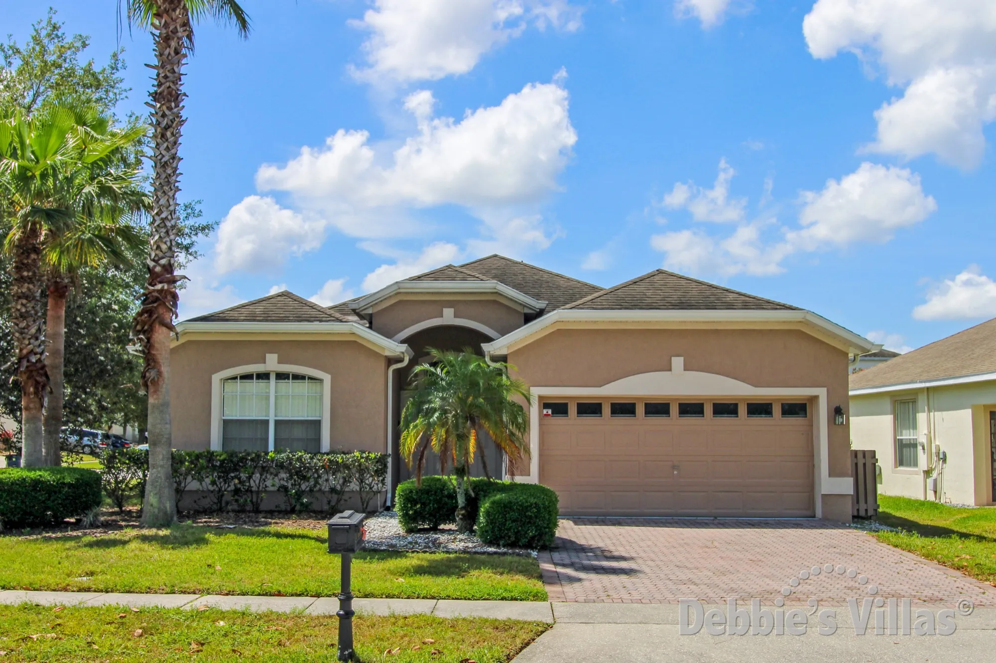 Orlando villa close to Disney World, south-facing private pool, popular Davenport community