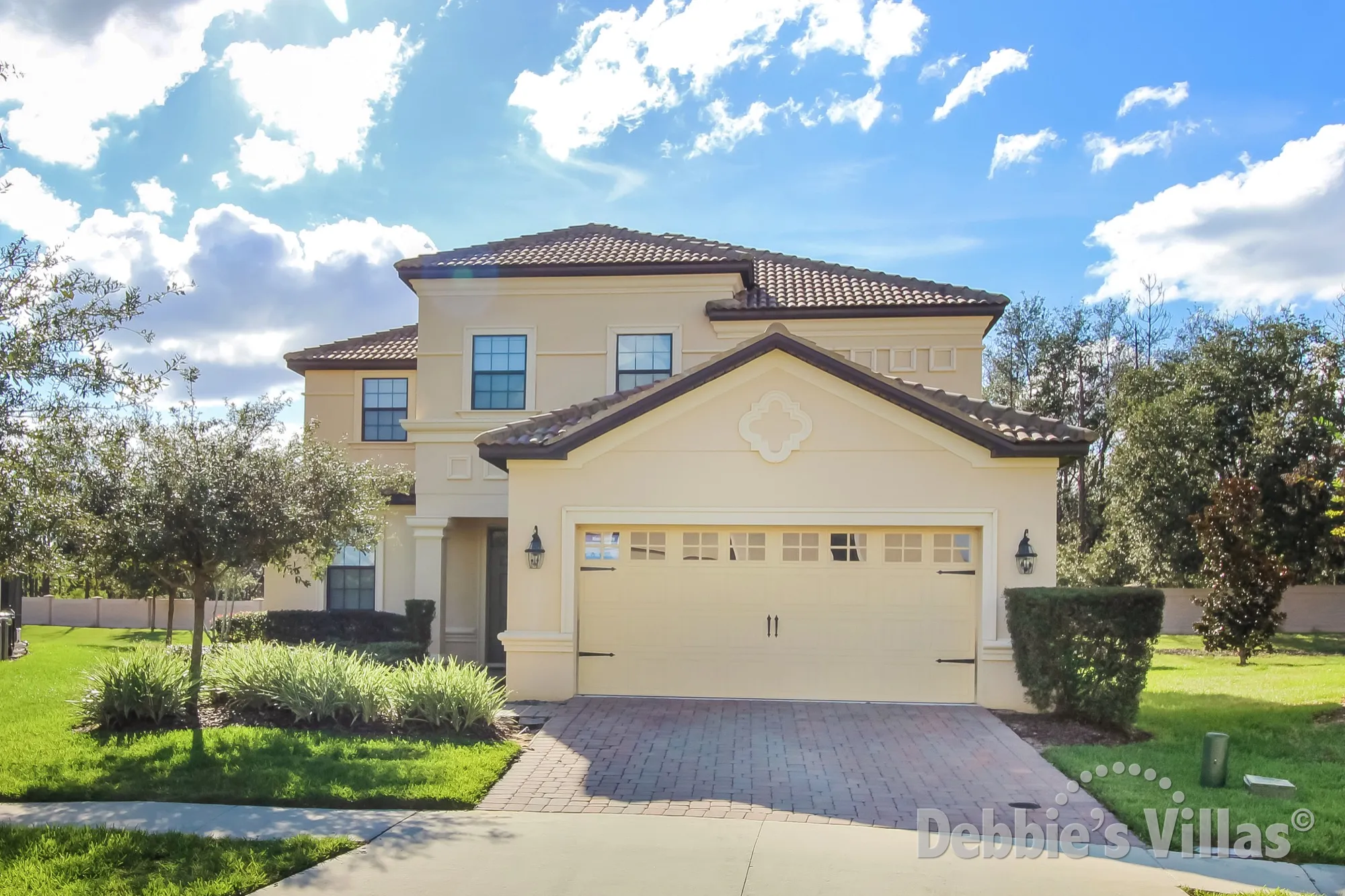 Modern private Orlando villa to rent, gated resort, games room, southwest-facing pool, near Disney