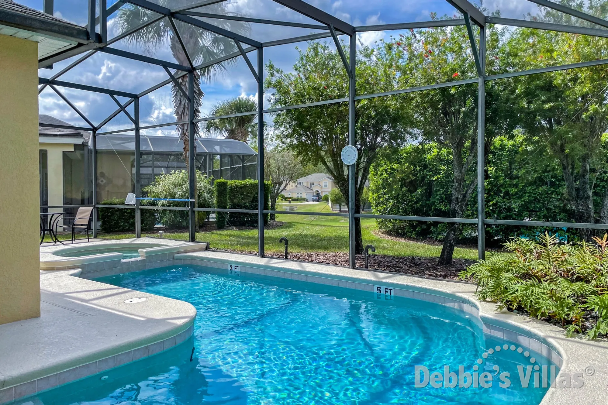 West-facing private pool and spa at this Calabay Parc villa in Davenport