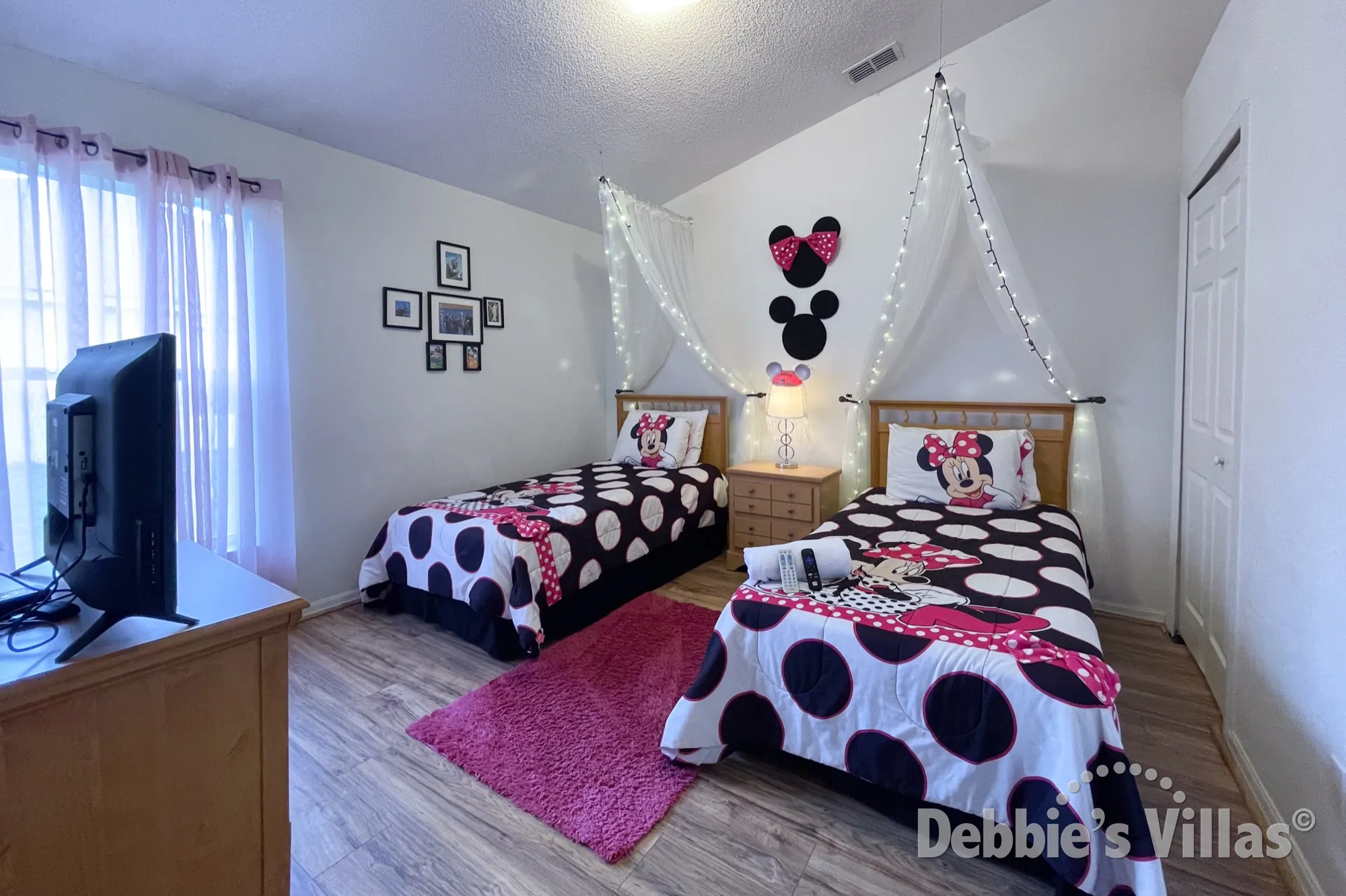 Minnie Mouse-themed Bedroom 5 with Twin beds