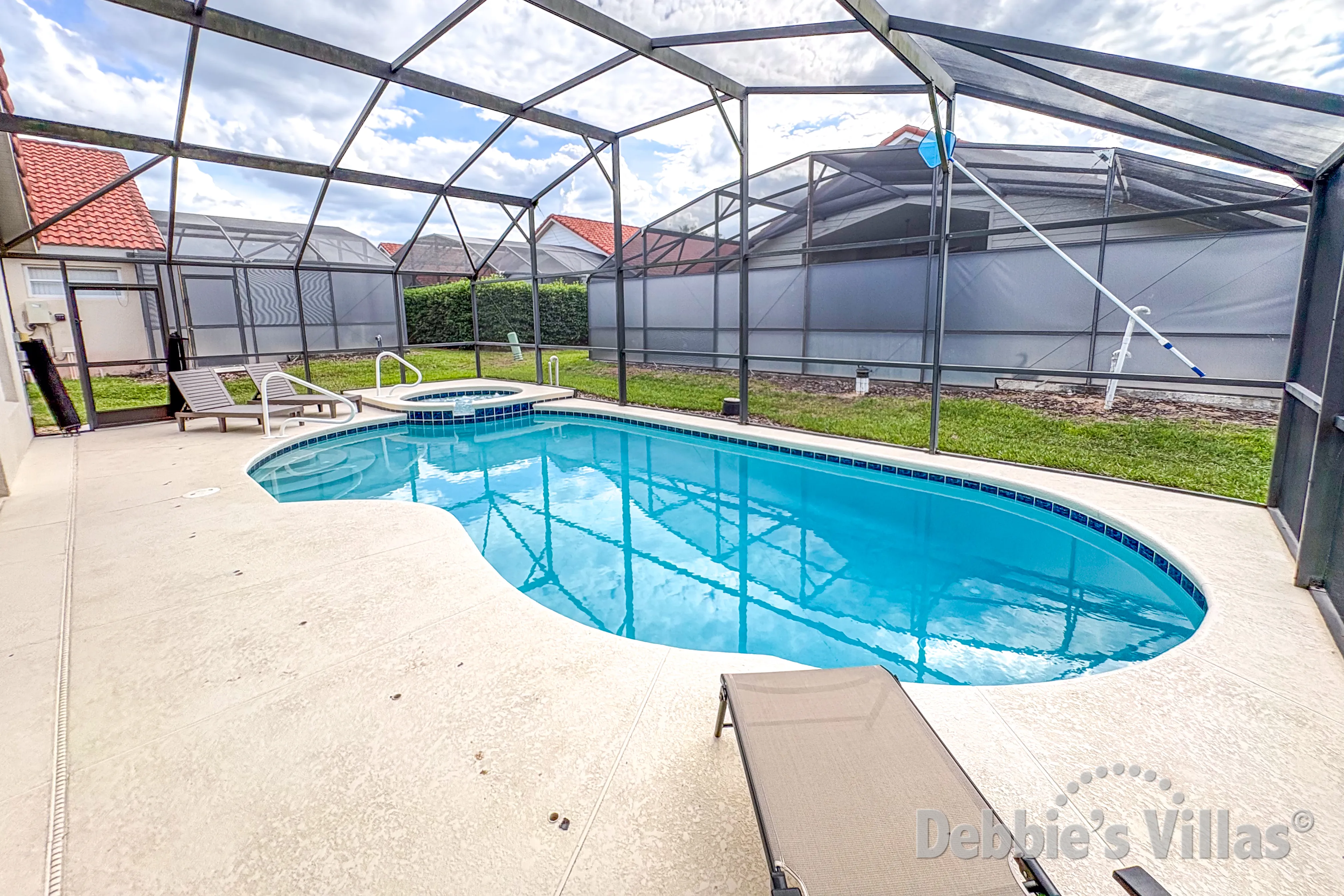 West-facing pool and spa at this vacation villa on Solana in Davenport 