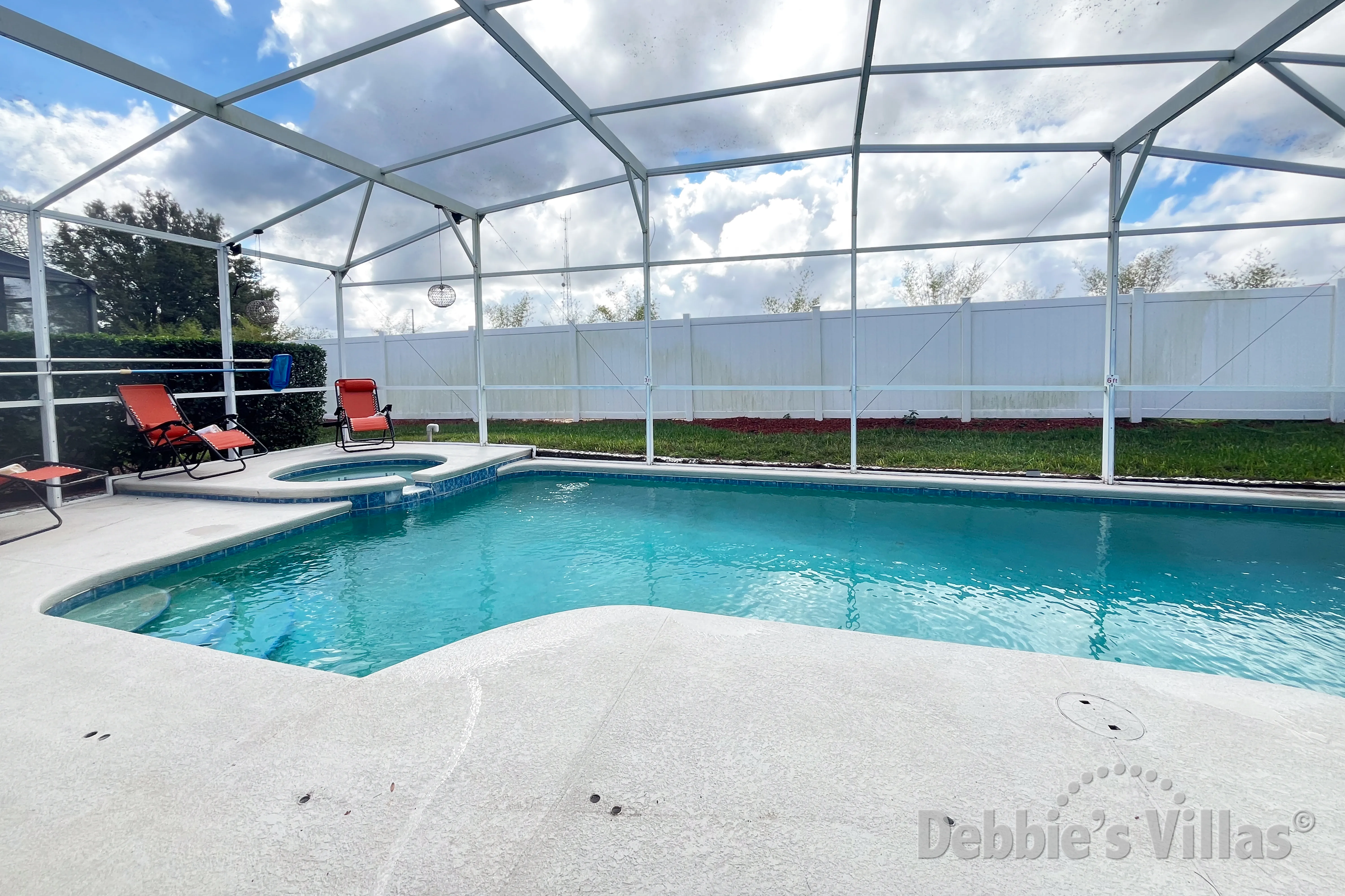 South-facing pool and spa at this vacation villa on Windsor Palms in Kissimmee