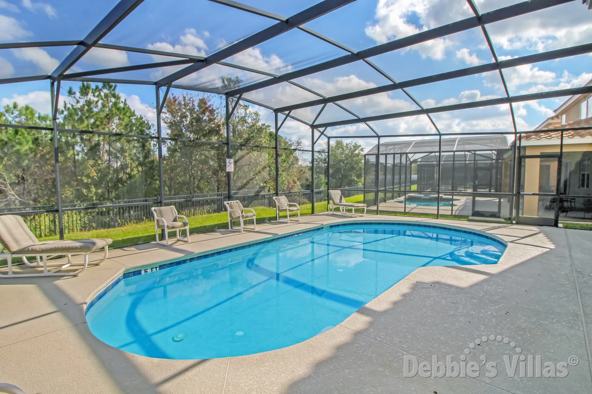 Orando vacation villa with no rear neighbours around the pool