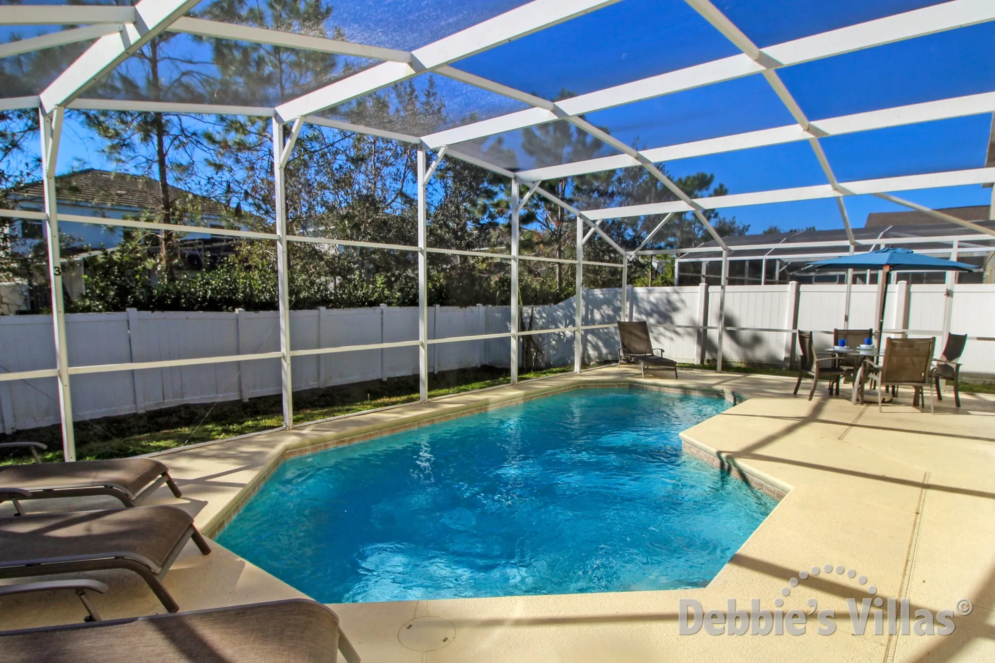 Kissimmee vacation villa with great privacy around the south-facing pool