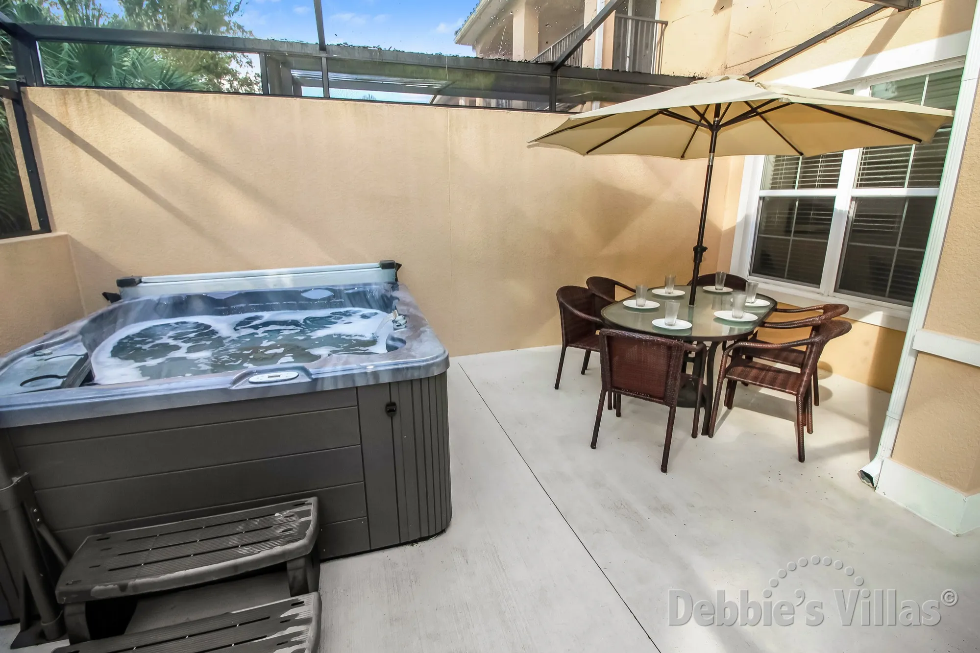Kissimmee vacation home with a hot tub on the southeast-facing patio