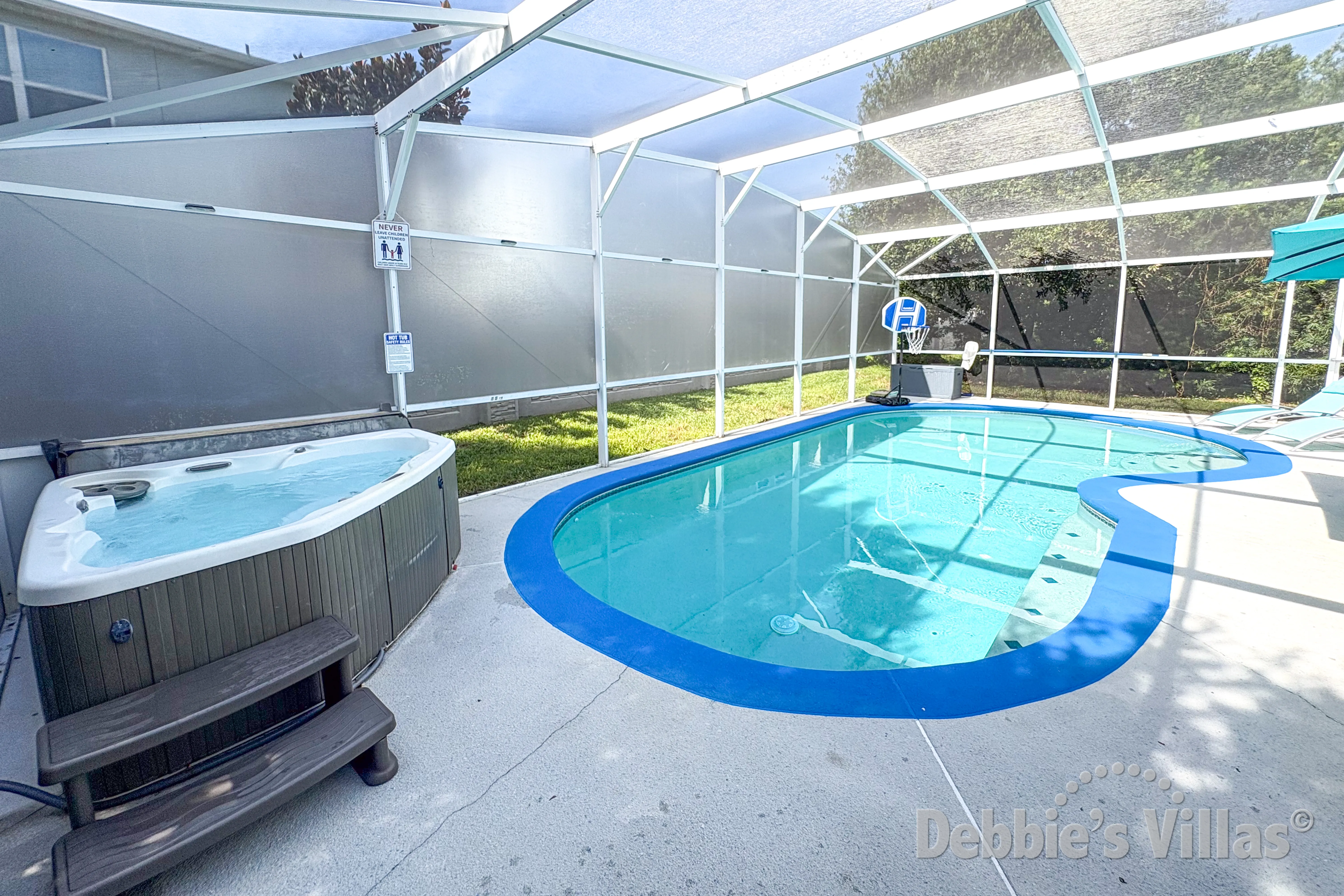 South-facing pool and standalone hot tub at this vacation villa on Rolling Hills in Kissimmee 