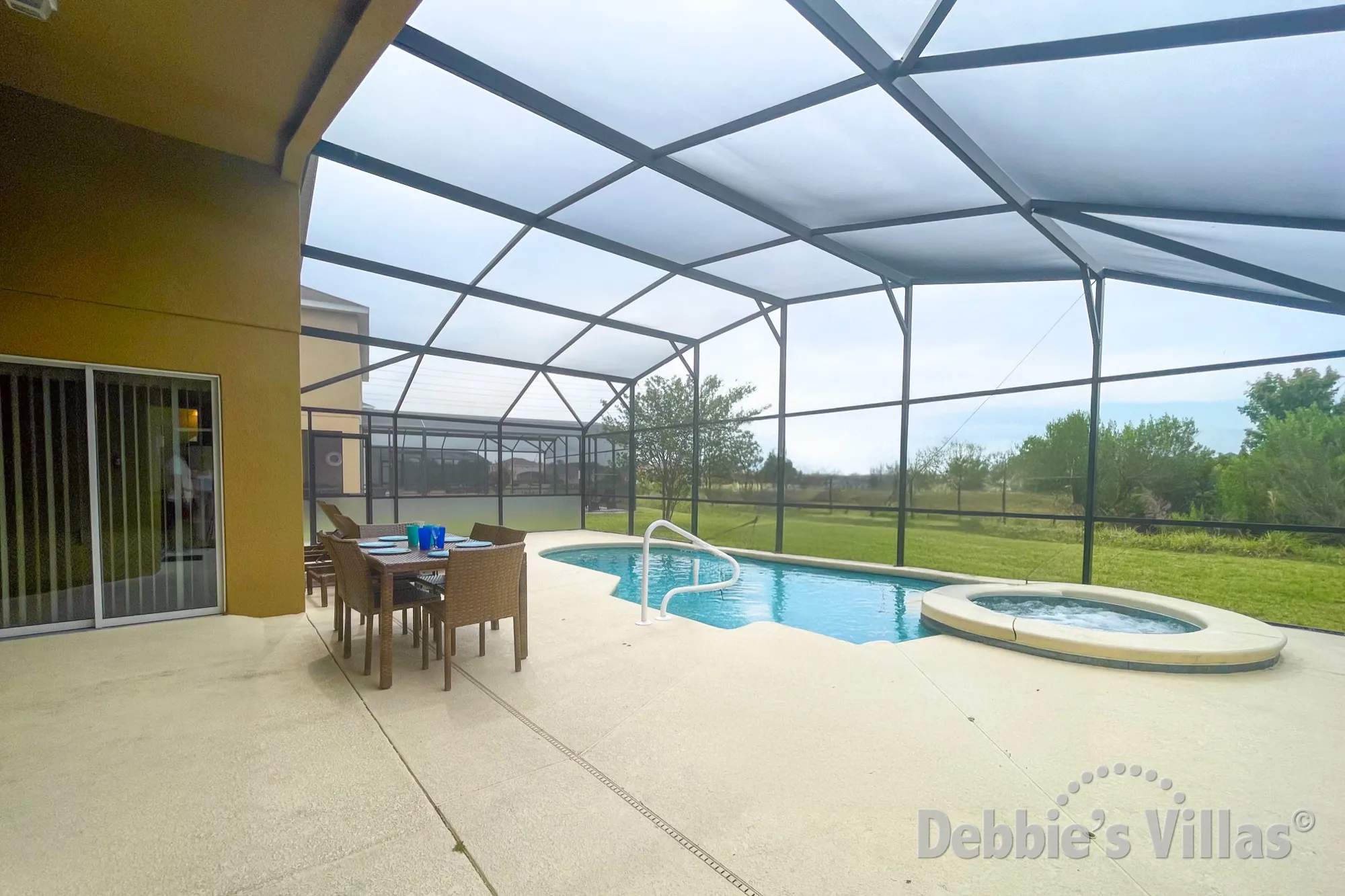 South-facing pool and spa at this vacation villa on Providence Golf & Country Club in Davenport