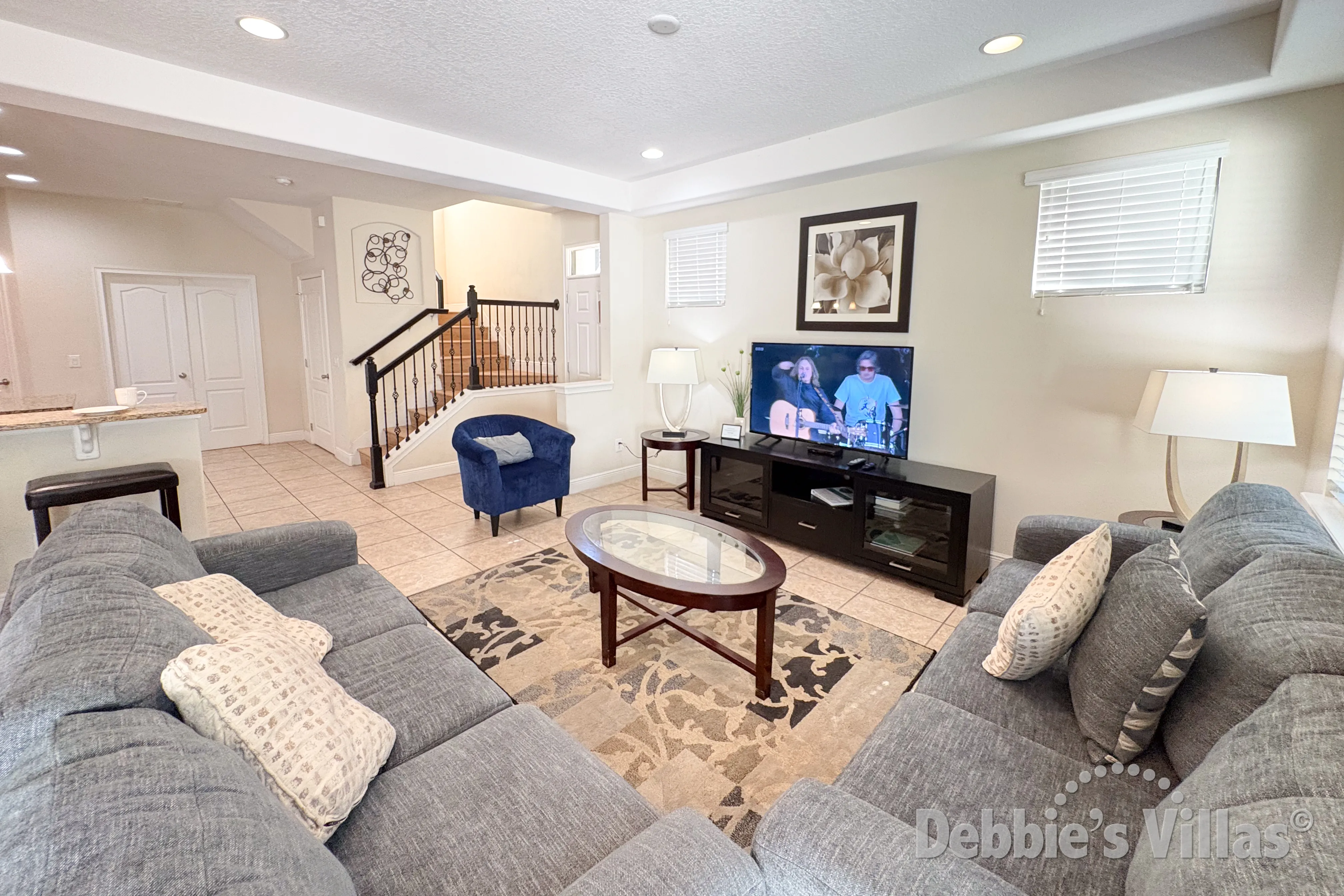 Family lounge with a flatscreen TV in this vacation home on The Fountains in Davenport