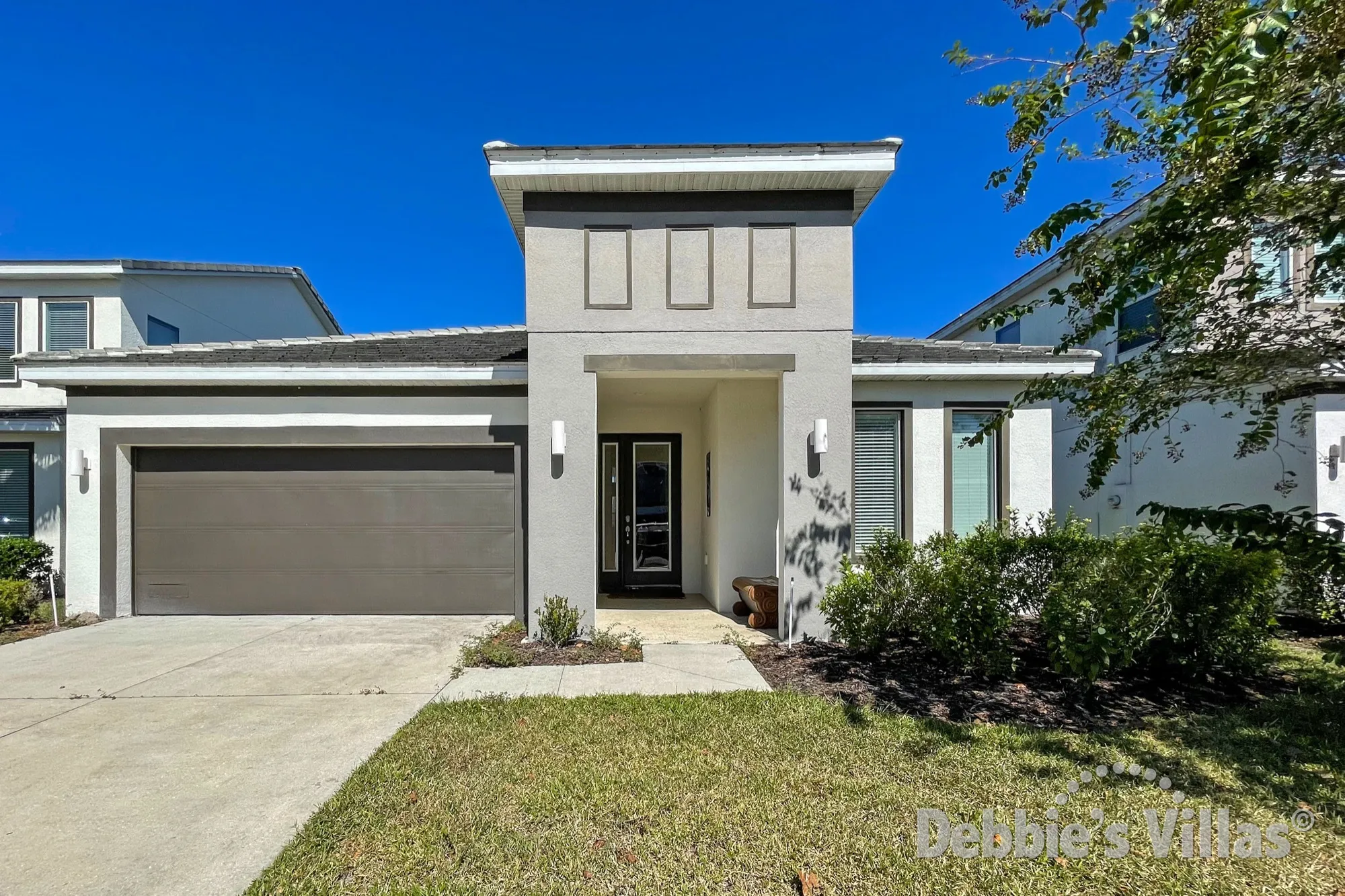 Orlando vacation villa, gated Kissimmee resort, close to Disney, private pool with lake view