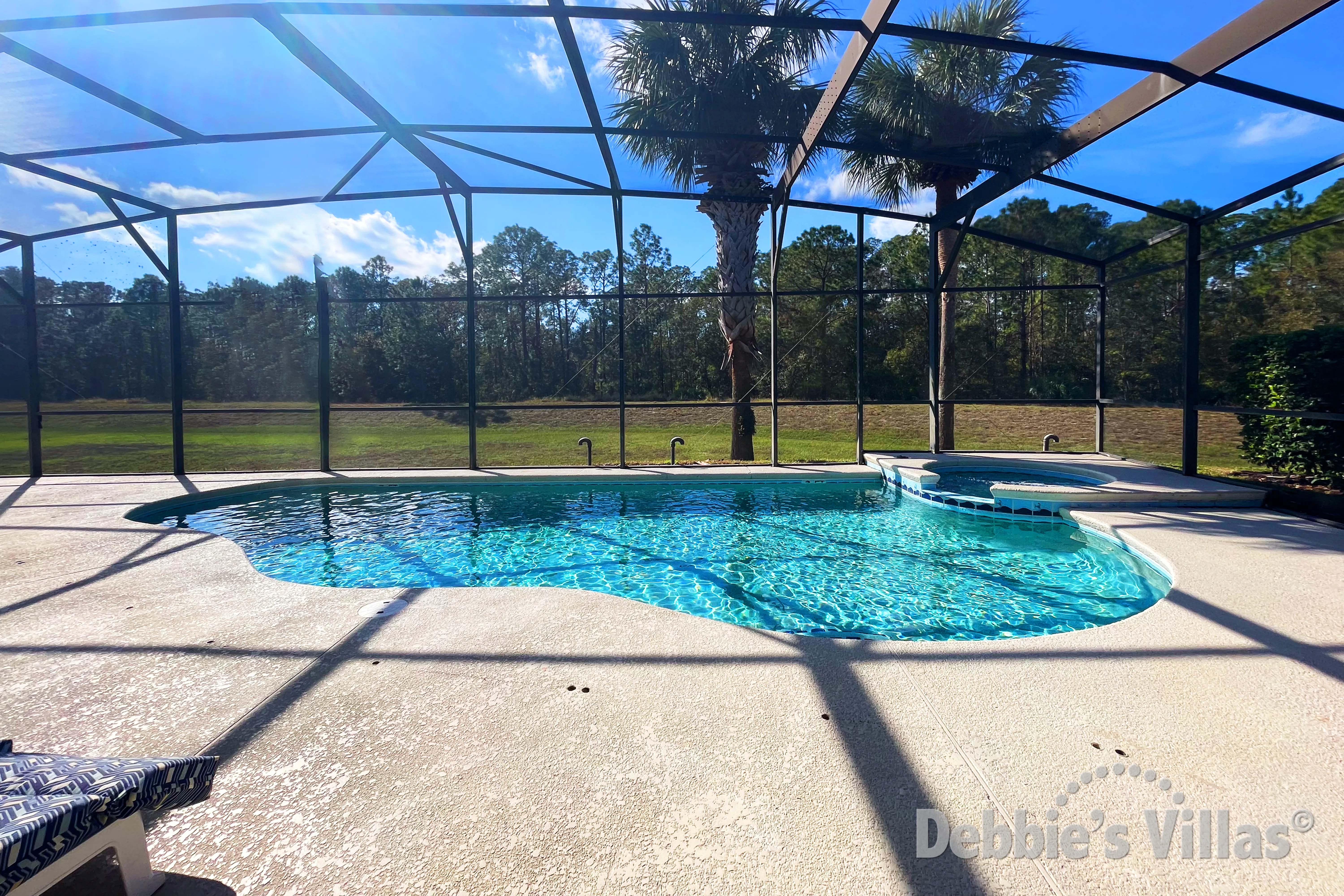 Southwest-facing pool and spa at this vacation villa on Calabay Parc in Davenport