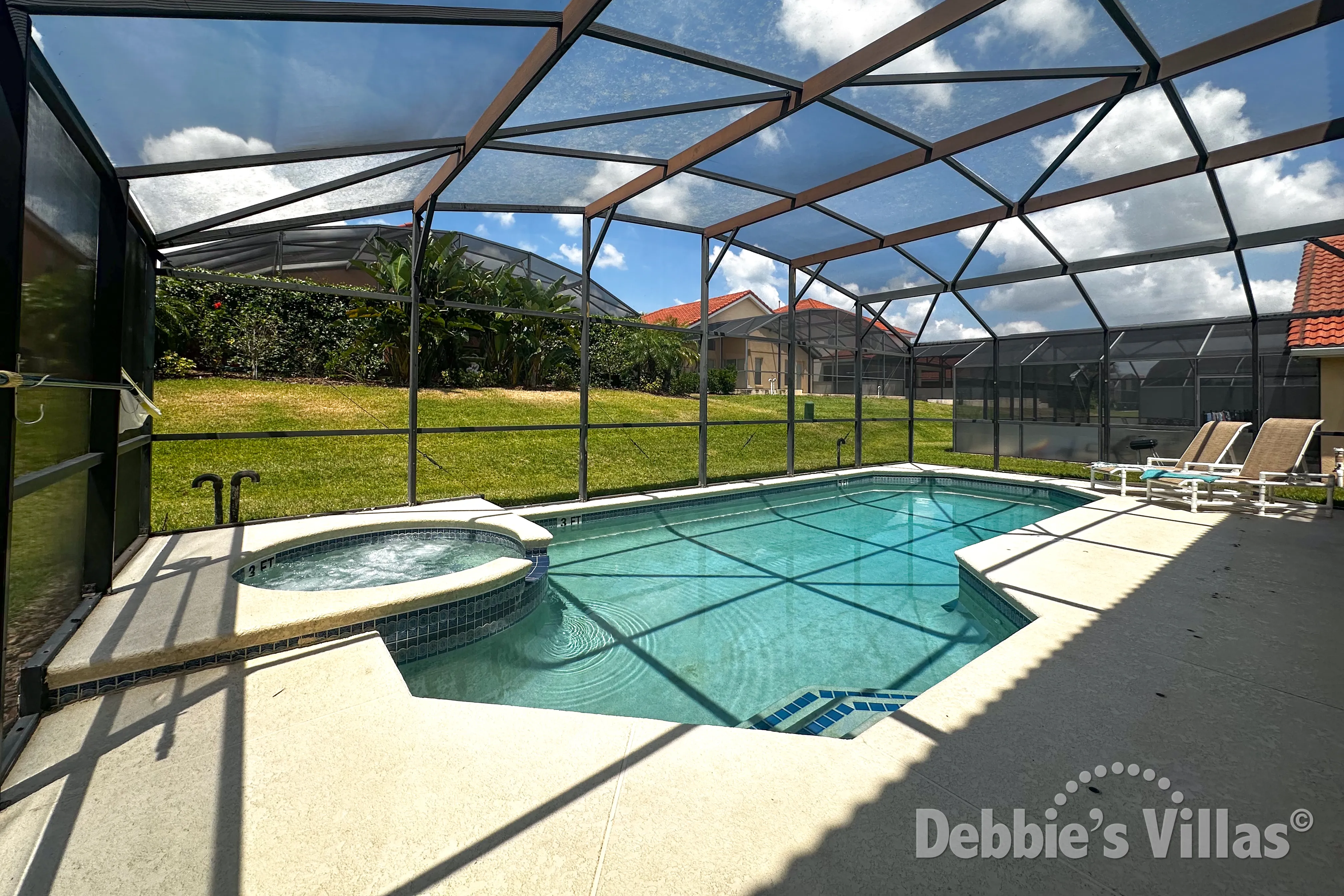 West-facing pool and spa at this vacation villa on Solana in Davenport