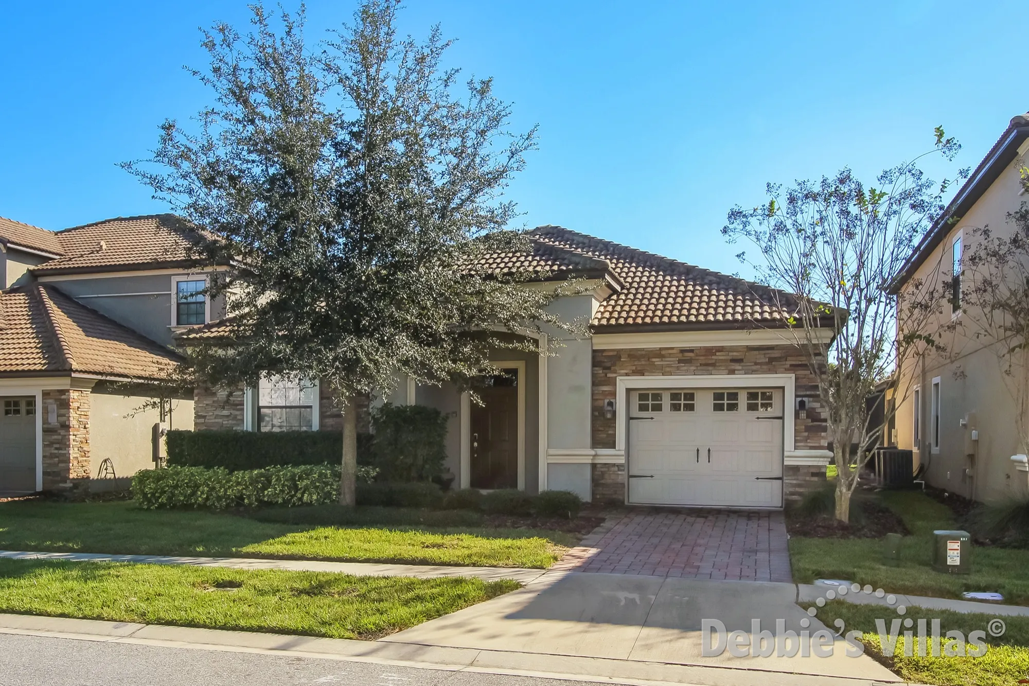 Orlando rental villa, gated Davenport resort, close to Disney, games room, south-facing pool and spa